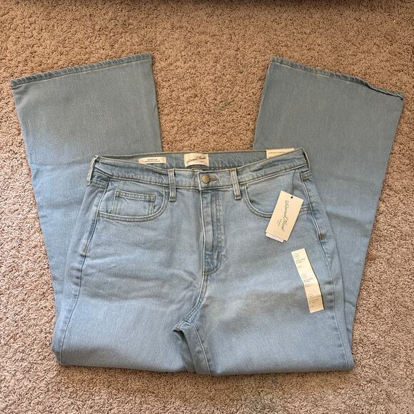 NWT Universal Thread High Rise Flare Leg Jeans Blue Light Wash Women's 12 Short - Picture 2 of 6